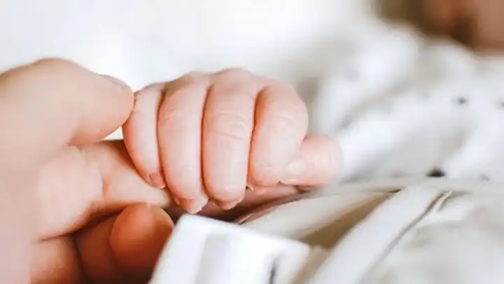 Doğum yardımı yönetmeliği Resmi Gazete’de yayımlandı: 1 Ocak 2025 ve sonrası doğanları kapsıyor haberinin görseli