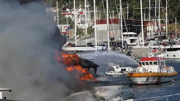 Fethiye'de 3 tekne cayır cayır yandı! haberinin görseli