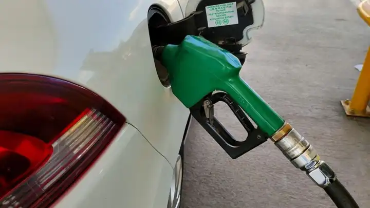 Benzine zam geldi, tabela değişti! Motorine zam gelecek mi? 14 Nisan 2025 güncel akaryakıt fiyatları haberinin görseli