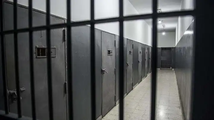Bakanlıktan yeni infaz paketi: 55 bin hükümlüye tahliye yolu açıldı haberinin görseli