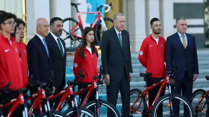 Cumhurbaşkanı Erdoğan 60'ıncı Cumhurbaşkanlığı Türkiye Bisiklet Turu heyetini kabul etti! haberinin görseli