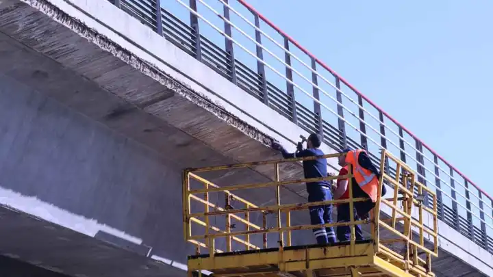 Stadyum metro hattındaki üst geçitten dökülen beton parçaları için ekipler çalışma yürütüyor haberinin görseli
