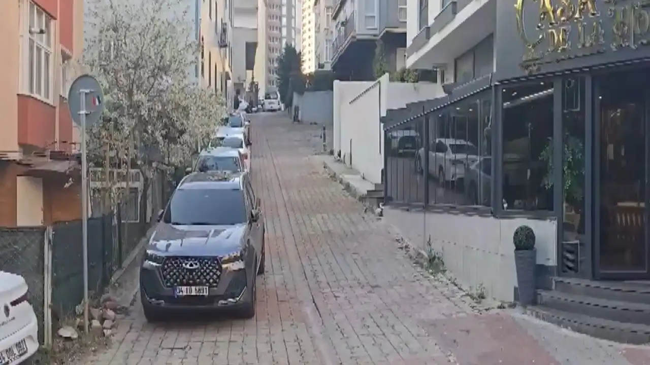 Kafe önünde silahlı saldırı: Motosikletli 2 kişi dehşet saçtı! haberinin görseli