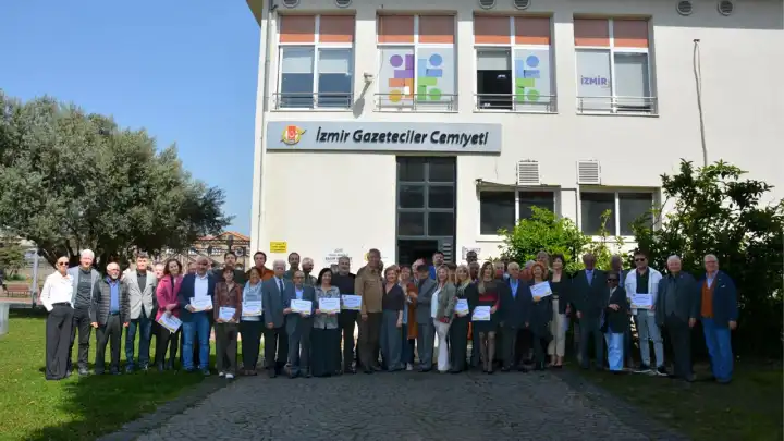 Meslekte 25 yılını dolduran gazetecilere İGC'den Şeref Divanı Beratı haberinin görseli