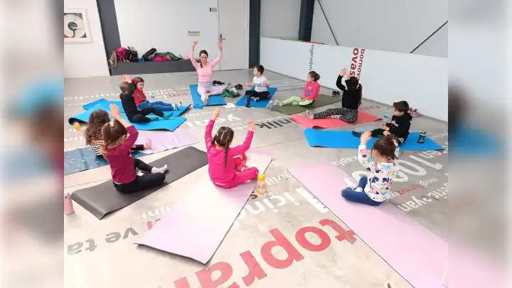 Bornova'da çocuklar yogada buluşuyor haberinin görseli