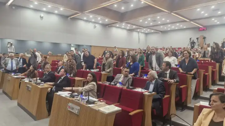 Büyükşehir Meclis’inde protestolar bitmiyor: Tugay sıralara vurdu! haberinin görseli