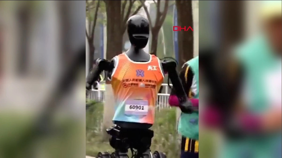 Çin&#039;de insansı robotlardan maraton şovu
