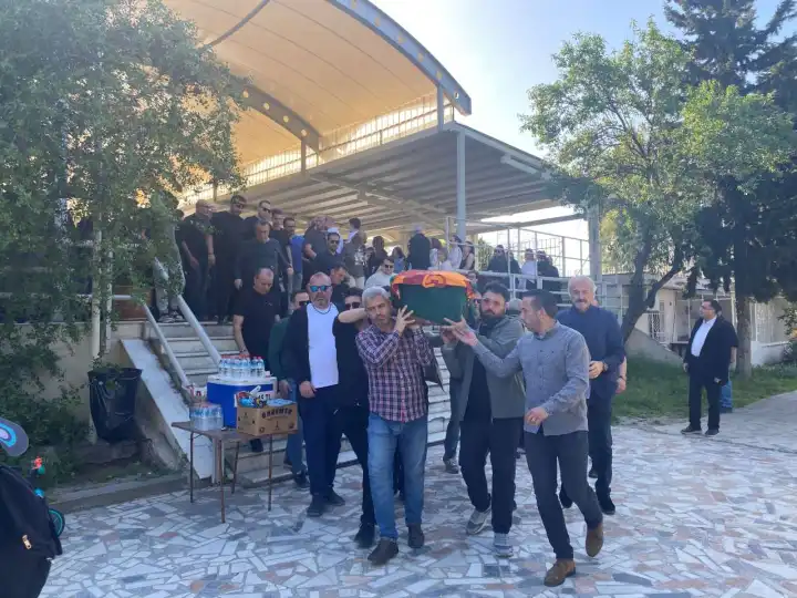 Melis Apaydın’ın babası Deniz Apaydın son yolculuğuna uğurlandı haberinin görseli