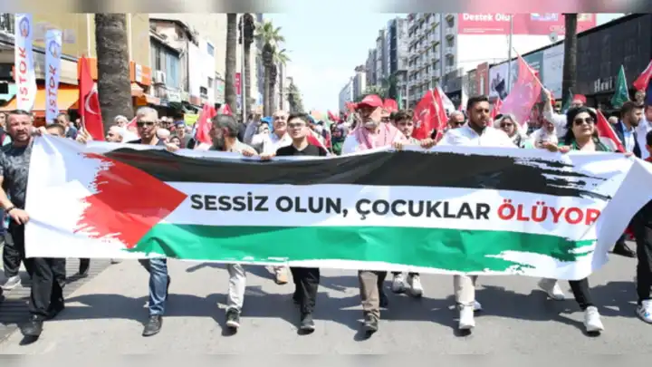 İzmir'de, Filistin'e destek yürüyüşü haberinin görseli