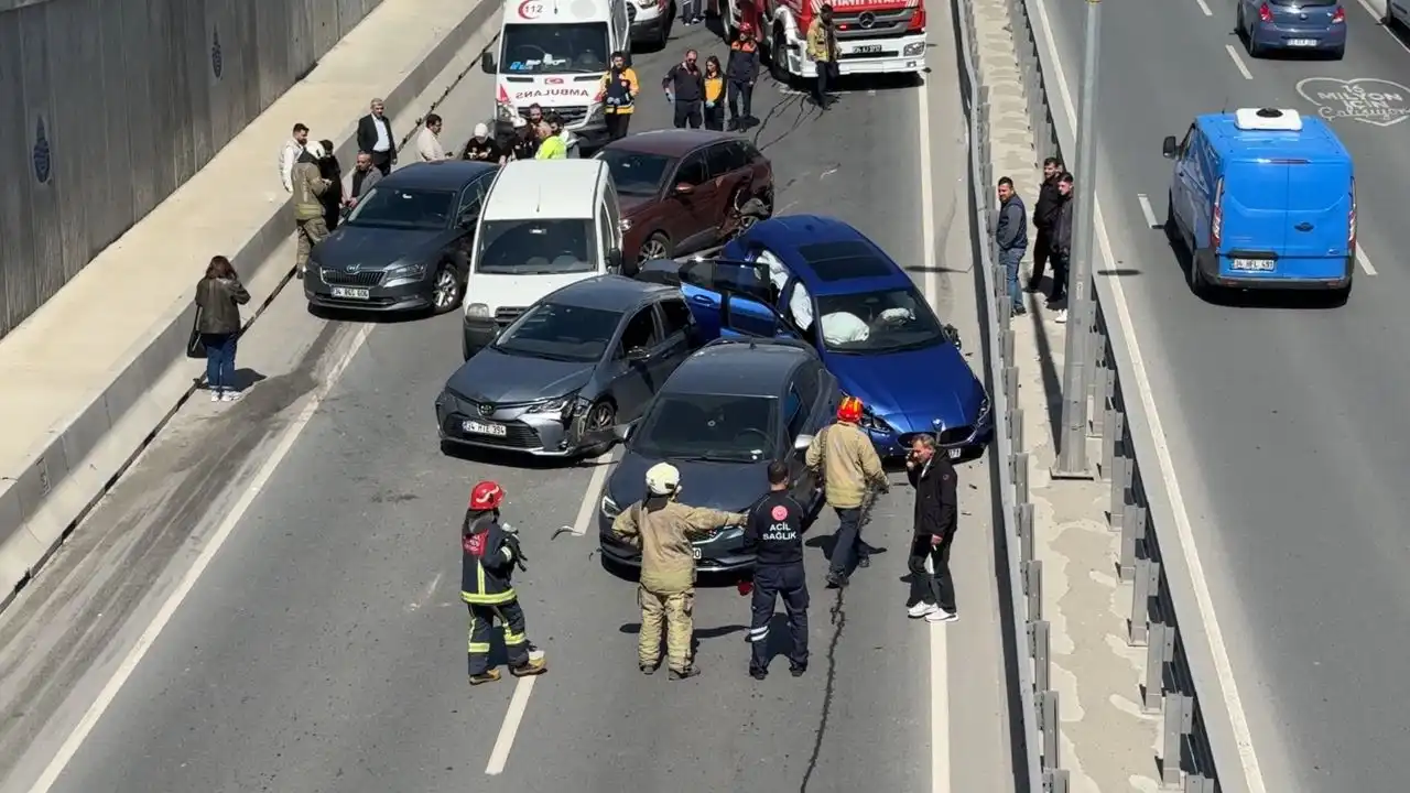 İstanbul’da zincirleme kaza: 6 araç birbirine girdi haberinin görseli