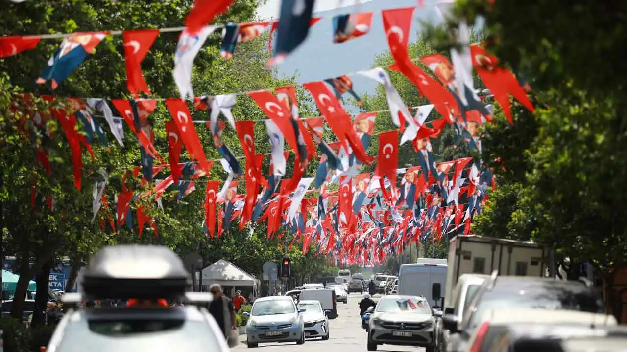 Efes Selçuk sokakları 23 Nisan için bayraklarla donatıldı haberinin görseli