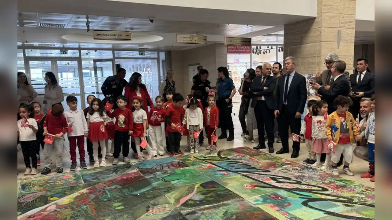 İzmir'de minikler, dev Atatürk portresini boyadı haberinin görseli
