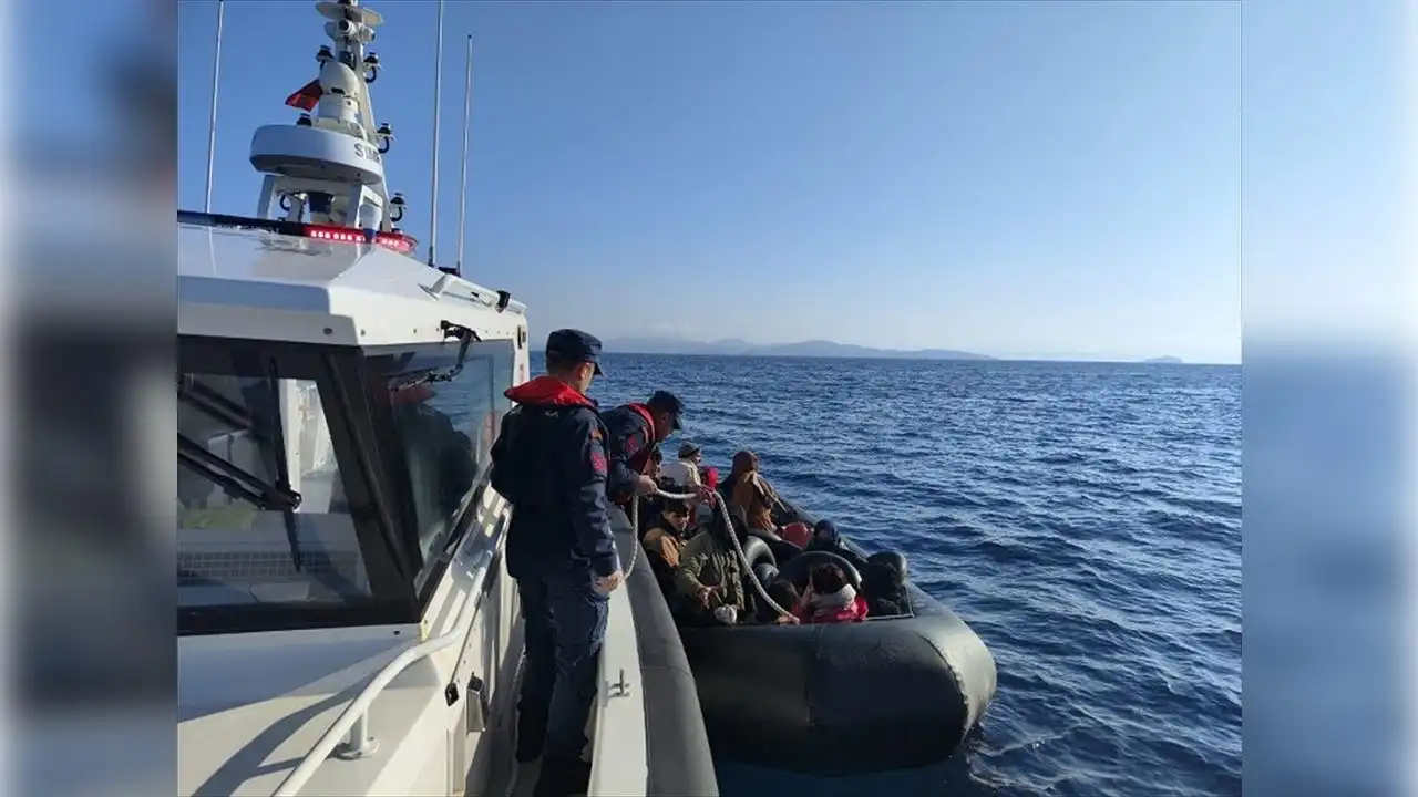 İzmir'de Sahil Güvenlik'ten düzensiz göçmen operasyonu haberinin görseli