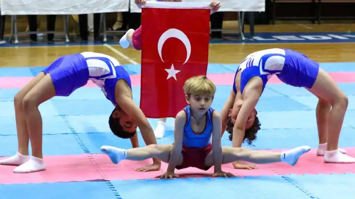 İzmirli çocuklar spor ve eğlenced buluştu