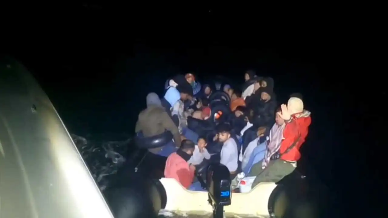 İzmir haber: Dikili açıklarında 31 düzensiz göçmen kurtarıldı haberinin görseli