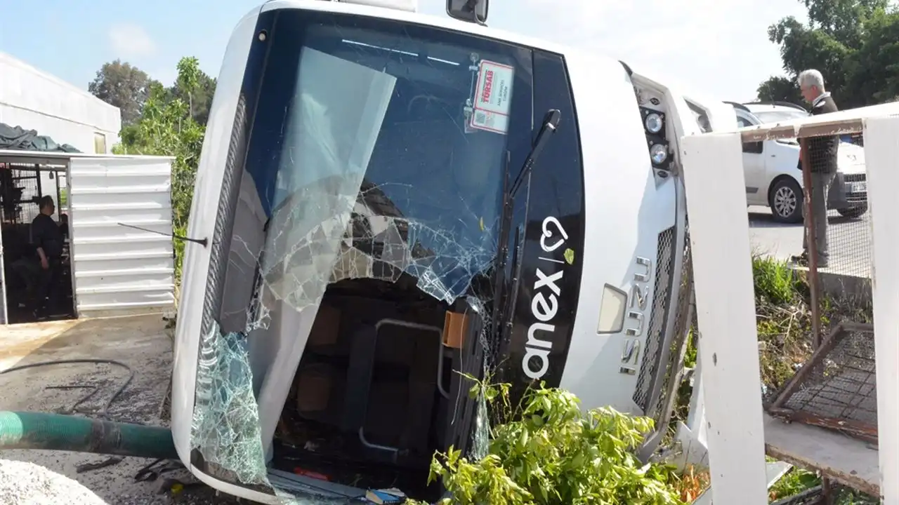 Tur midibüsü devrildi! Çok sayıda turist yaralandı haberinin görseli