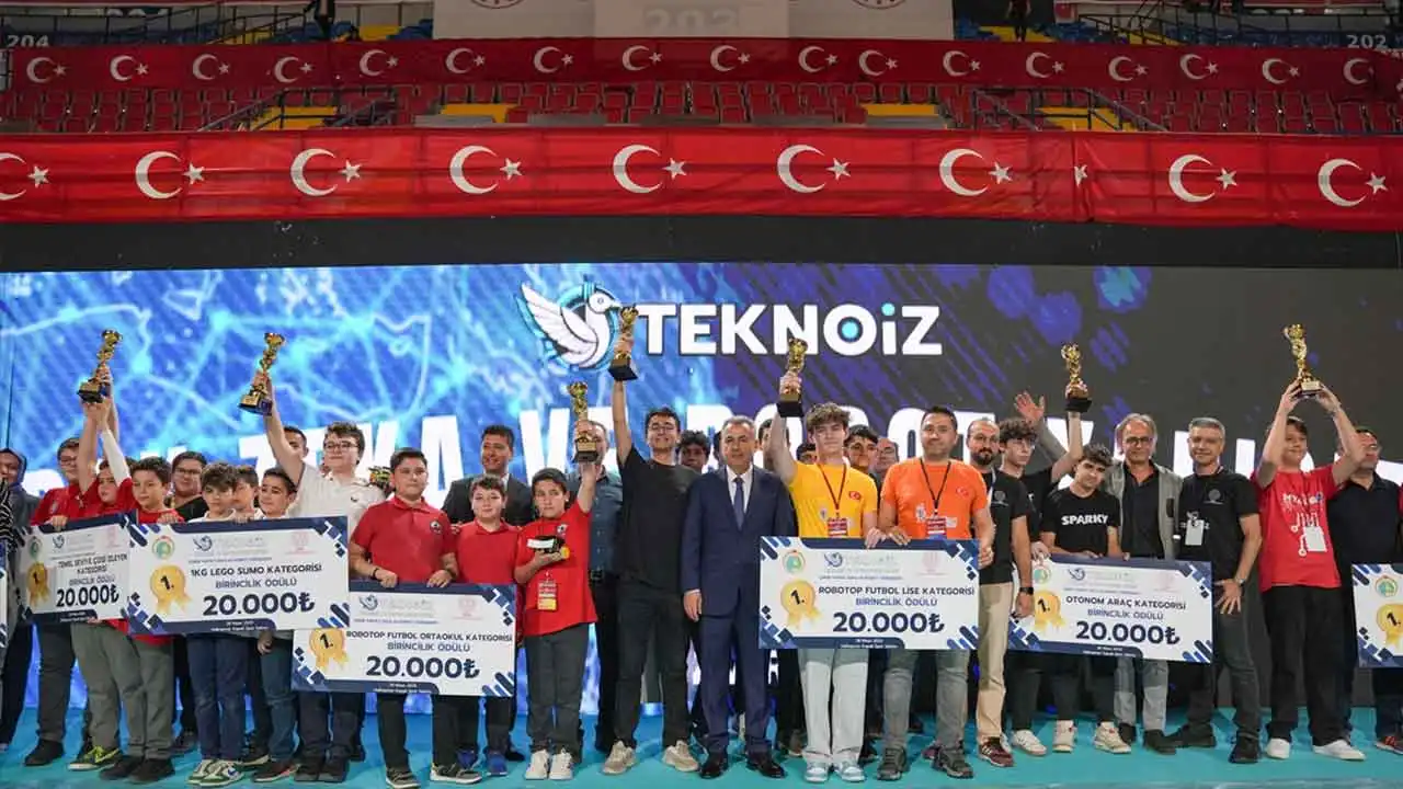 İzmir'de öğrencilerin robotik kodlama projeleri tanıtıldı haberinin görseli