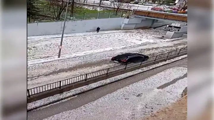 Ankara'da  sağanak ve dolu etkili oldu