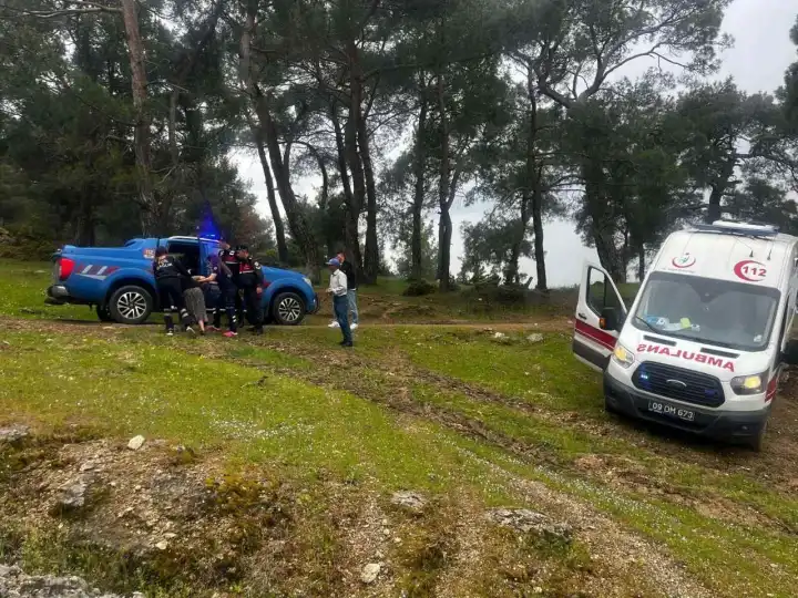 Aydın'da hasta taşıyan ambulans çamura saplandı