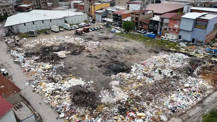 Buca'da boş arazi atık yığınına esir oldu