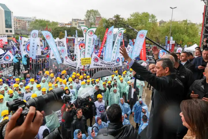 CHP lideri Özel Kartal’da: Bir ülkede meydanlar özgürse demokrasi vardır