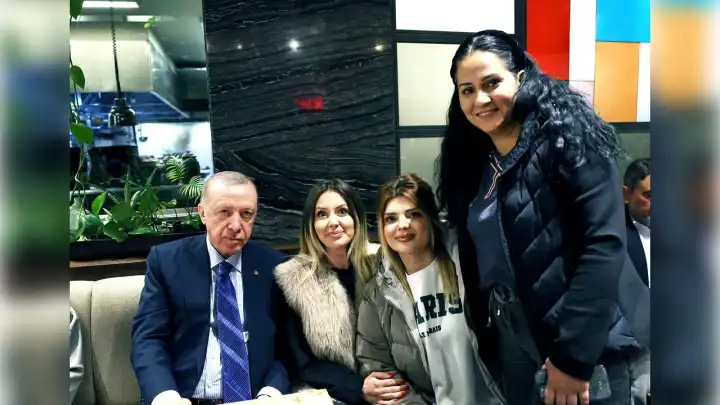 Cumhurbaşkanı Erdoğan vatandaşlarla çay içti