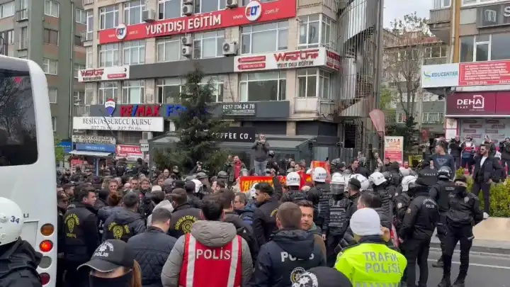 İstanbul’da 1 Mayıs gerginliği: Taksim’e yürümek isteyenlere polis müdahalesi!