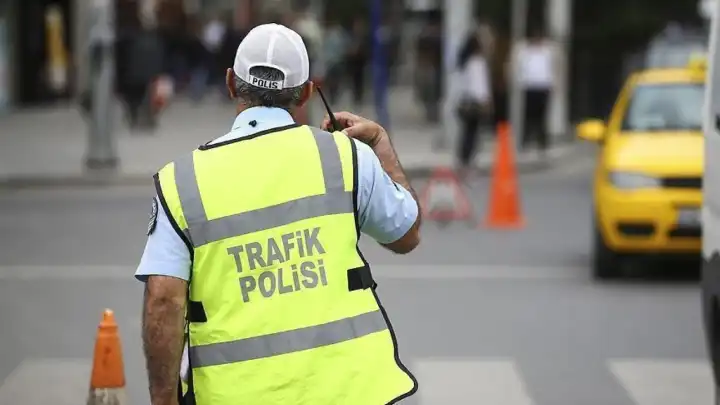 İstanbul'da 1 Mayıs önlemi: Taksim’e çıkan yollar trafiğe kapatıldı