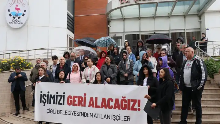 İzmir'de işten çıkarılan işçiler, CHP Genel Merkezi'ne yürüyor 