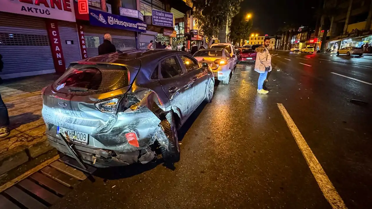 İzmir haber: Konak’ta trafik kazası! Park halindeki araçlara çarptı, 2 yaralı haberinin görseli