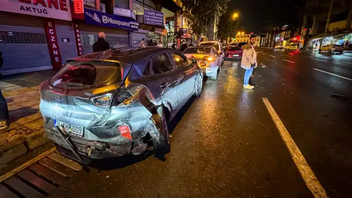 İzmir haber: Konak’ta trafik kazası! Park halindeki araçlara çarptı, 2 yaralı