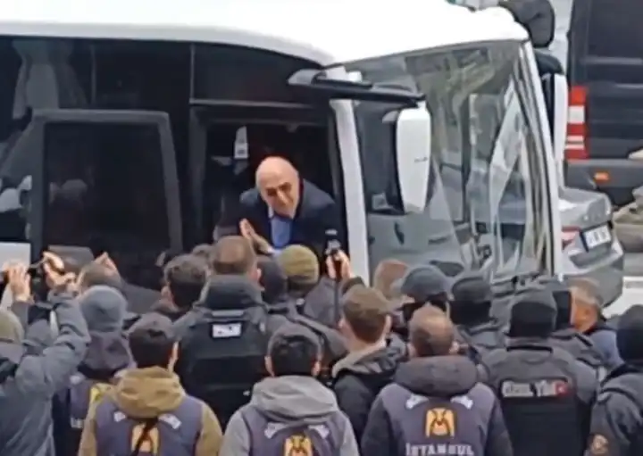 Mahmut Tanal, Mecidiyeköy’de gözaltı aracına çıktı