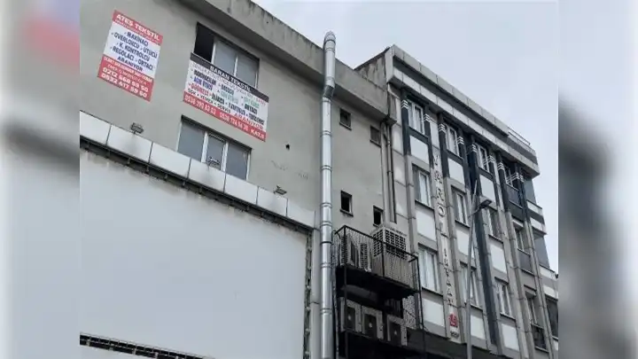 Oğlunun iş yerine ziyarete gitti, asonsör boşluğuna düştü