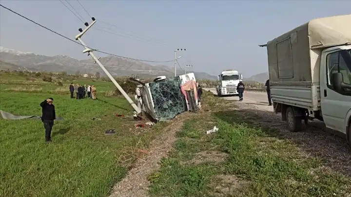 Van'da yolcu otobüsü devrildi: Onlarca kişi yaralandı