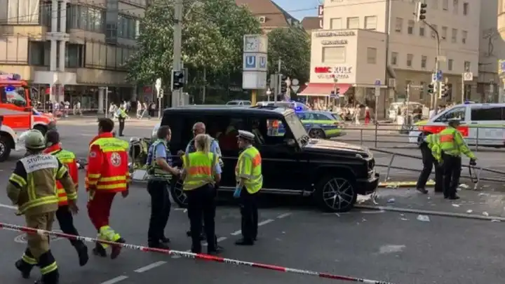 Almanya'da güven alarmı: Bir araç kalabalığa daldı