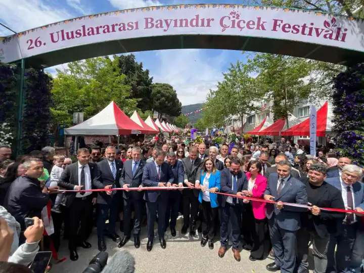 CHP İzmir tam kadro Bayındır Çiçek Festivali’nde 