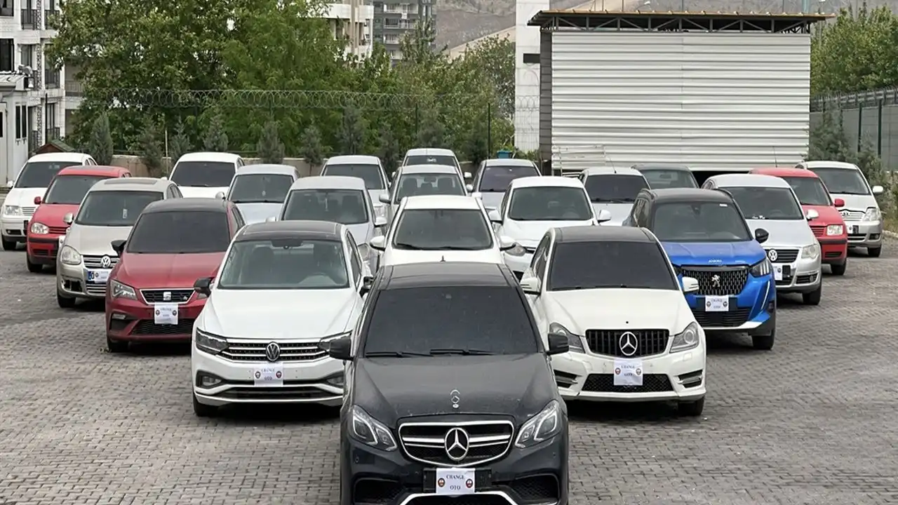 Depremde hasar gören otomobiller ile "change" yapan çeteye operasyon haberinin görseli