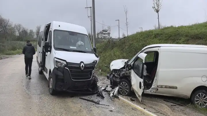 İşçi servisi ile hafif ticari araç çarpıştı: Çok sayıda yaralı var!