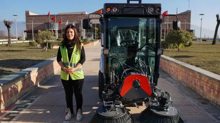 Kemalpaşa'da yolları kadınlar süpürüyor