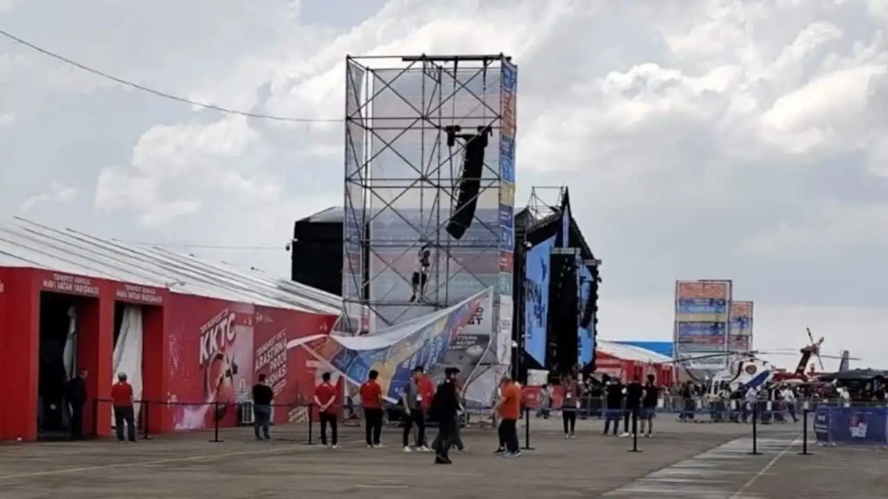 TEKNOFEST'te reklam panosu devrildi: Çok sayıda yaralı var! haberinin görseli
