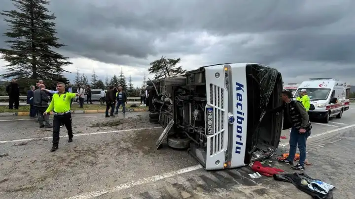 Yolcu midibüsü devrildi: 16 yaralı