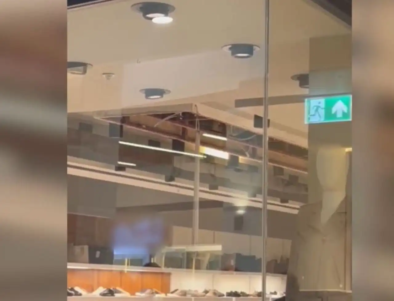 AVM’de asma cam tavan çöktü: 1’i çocuk 2 kişi hastanelik oldu haberinin görseli