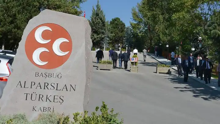 Ayyüce Türkeş’e babasının mezarı başında saldırı