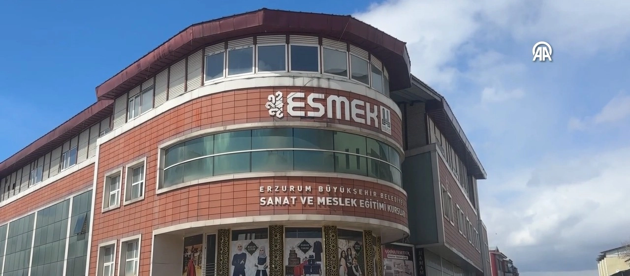 Erzurum&#039;da kadınların atık malzemelerle yaptığı sanat eserleri göz kamaştırıyor! başlıklı video haberin görseli