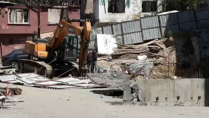 İstanbul'da bir çökme daha: 2 bina boşaltıldı!