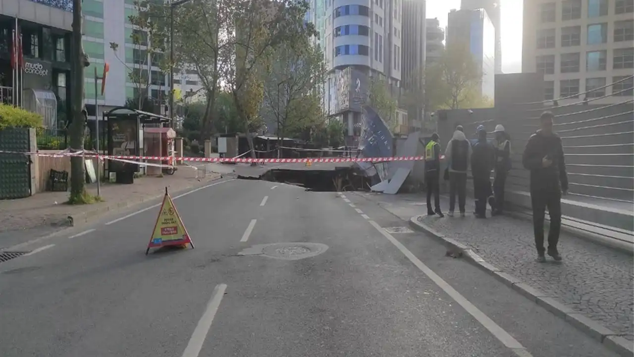 İstanbul'da dehşet anları: Patlama oldu, yol çöktü, cadde trafiğe kapandı! haberinin görseli