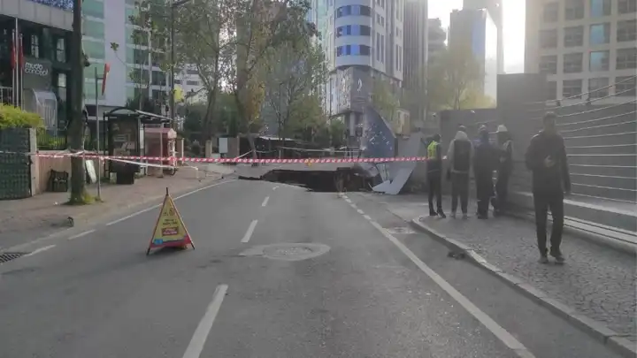İstanbul'da dehşet anları: Patlama oldu, yol çöktü, cadde trafiğe kapandı!