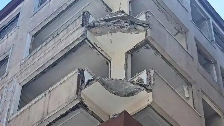 İstanbul'da korku dolu anlar: Deprem sırasında balkon çöktü!