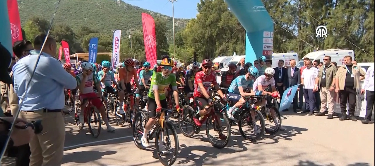 Pedallar Efes&#039;ten Çeşme&#039;ye çevrildi! 60. Cumhurbaşkanlığı Türkiye Bisiklet Turu’nda 7. etap heyecanı başladı başlıklı video haberin görseli