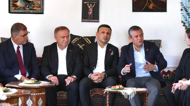 Başkan Tugay, İstanbul'da CHP Genel Başkanı Özgür Özel ile buluştu
